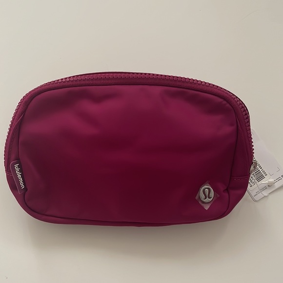 Lululemon Everywhere Belt Bag Wild Berry - Picture 7 of 9
